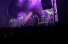 Ünlü şarkıcı sahnede öldü