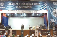 Devlet okulunda skandal! Atatürk'ün resmi bez afişle kapatıldı