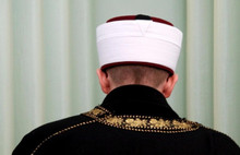 İmamdan akıl almaz davranış! Müezzinin kulağını ısırdı