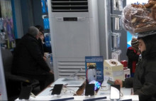 Simitçi çocuğun teşhir ürünü olan telefonla oynadığı görüntüler yürek burktu