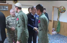 Başında takkeyle selam verdi