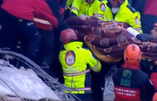 Saniyelerle mücadele devam ediyor! 14 saat sonra bir kadın daha enkaz altından sağ olarak çıkarıldı!