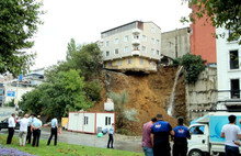 Beyoğlu'nda bina çöktü!