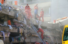 Depremde dümdüz olan apartmanı sulak bostana yapmışlar