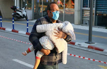 Küçük Ayda babasının kucağında hastaneden böyle çıktı