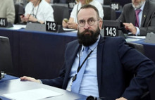 Eşcinsel partide basılan eşcinsellik karşıtı Parlamenter istifa etti