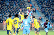 Trabzonspor Fenerbahçe maçı sonrası saha karıştı