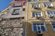 Tarihi sur ve çeşmenin üzerine beş katlı otel!