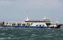 Feribot Çanakkale'de lodos sebebiyle karaya oturdu