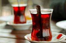 Çaydaki boya hilesine soğuk suyla tespit: Boyar madde varsa su kırmızı oluyor