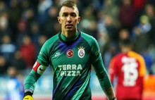 Muslera maaşını şehit ailelerine bağışladı