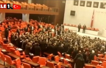 Meclis’te tekmeli, yumruklu kavga!