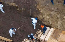 New York'ta toplu mezarlar kazıldı
