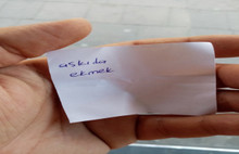 Bedava ekmek istemeye utandı,kağıda yazdı