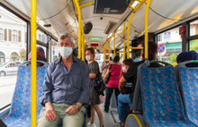 Kovid-19 hastaları her gün toplu taşımaya biniyor