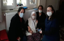 AKP bu kez törenle çorap dağıttı