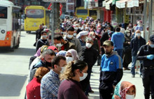 Yumurta ve süt dağıtımında da yüzlerce kişi kuyrukta