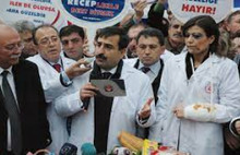 Aşı Karşıtlarına İzin Var Doktorlara Yok