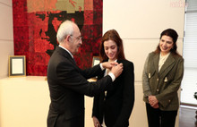 Ahmet Taner Kışlalı'nın eşi ve kızı CHP'ye üye oldu