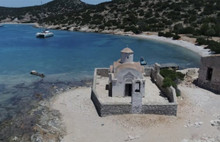 Türk Adası Limoniye'de Yunan bayrağı...