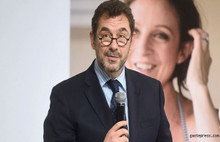 Aşı firmasının CEO'su aşı olmak için sırasını bekledi