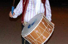 Polis, O davulcunun peşinde