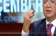 Erdoğan'ın Danışmanı Milli Uçak Diye Oyuncak Uçak Gösterdi