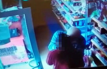 Kız çocuğunu kameraların önünde taciz eden sapık serbest!