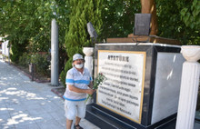 Atatürk Anıtına Çiçek Koymak Suç Sayıldı