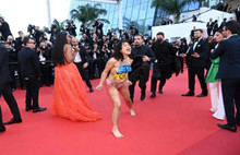 Cannes Film Festivalinde Ukrayna için Çıplak Protesto