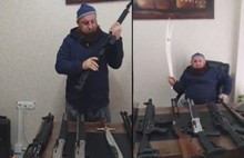 Silah ve kılıçla poz veren  Başkasn Serbest Kaldı
