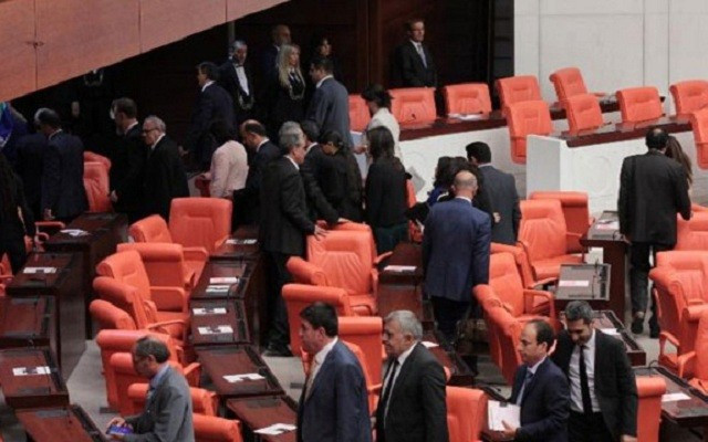 HDP’li milletvekileri salonu terk etti