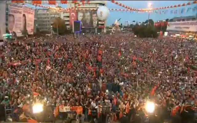 Davutoğlu'ndan Samsun'da vaat yağmuru