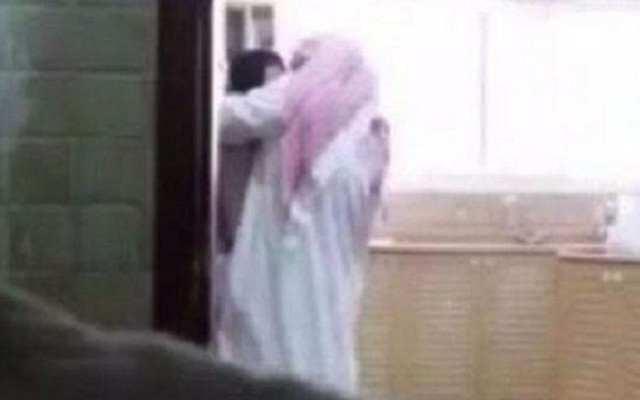 Kocasını bakıcıyla yakaladı, suçlu oldu