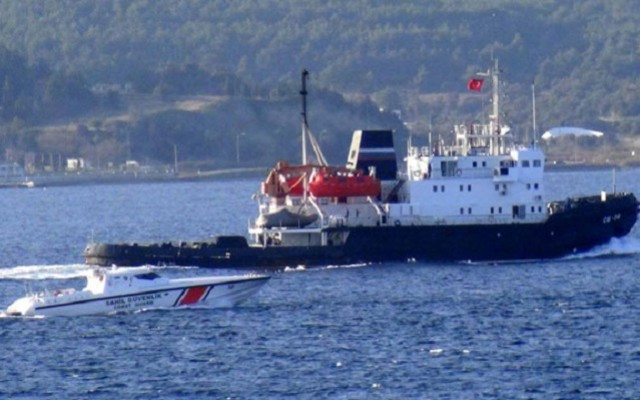 Çanakkale'den bu kez Rus askeri römorkörü geçti