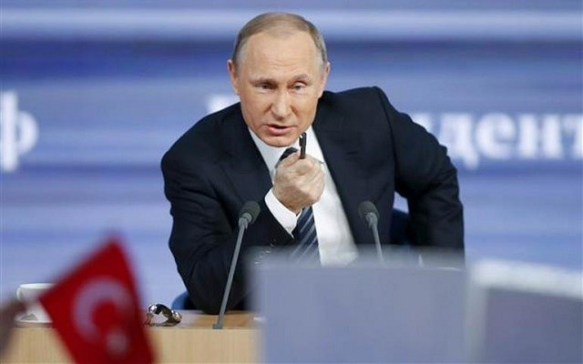 Putin'e Türk bayrağı sallayan muhabir kim?