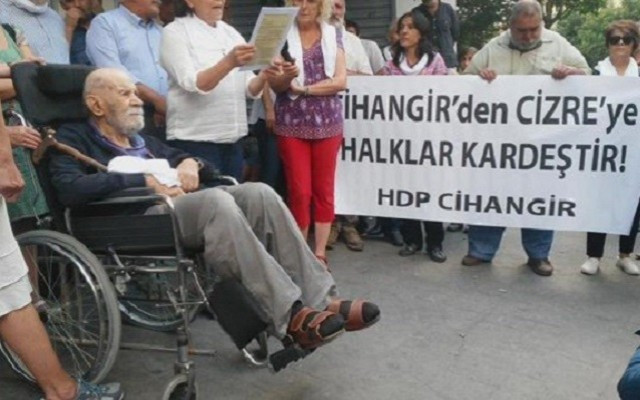 96 yaşındaki yazar barış için sokağa çıktı