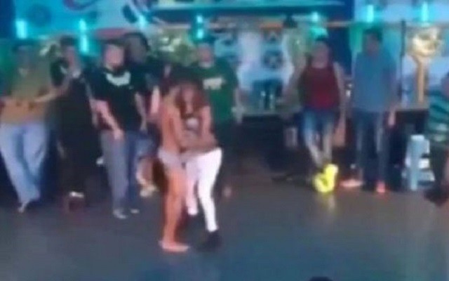 Gece kulübünde oral seks skandalı