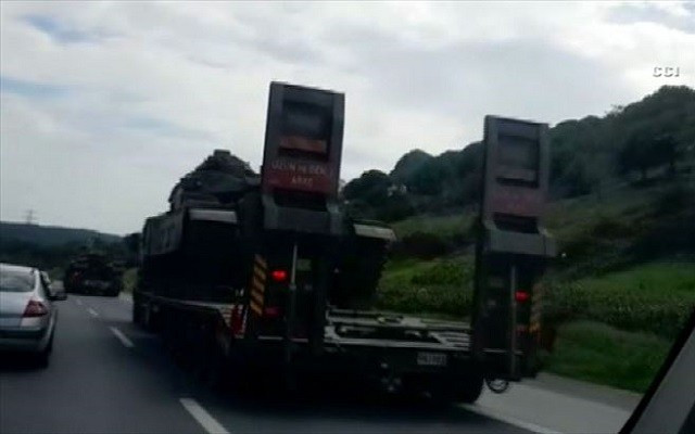 Otoyolda askeri sevkiyat hareketliliği