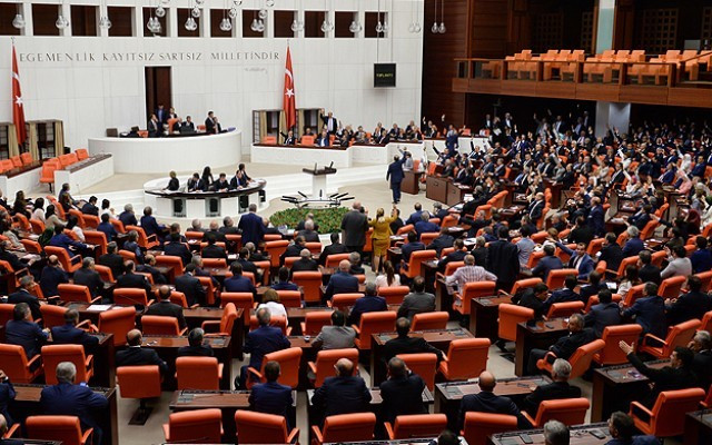 Meclis'te bakan silah çekti mi?