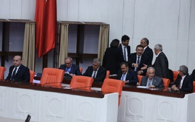 Meclis'teki yemin krizi çözüldü