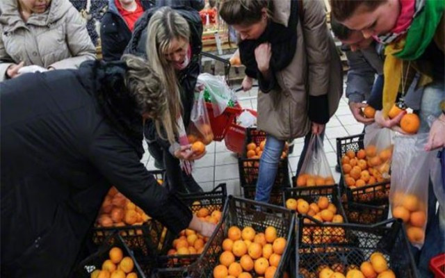 Rusya portakal kasalarını buldozerle ezdi