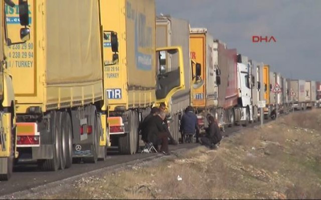 İpek yolunda 30 kilometrelik kuyruk oluştu