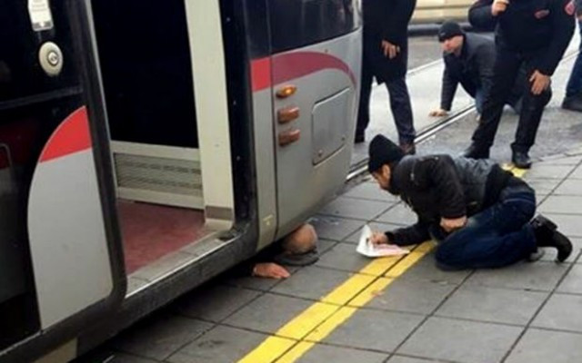Tramvayın altından sağ çıktı