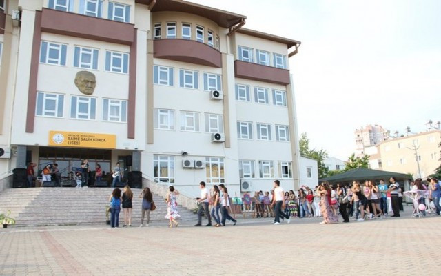 Müdür öğrenciyi gay diye kız lisesine sürdü