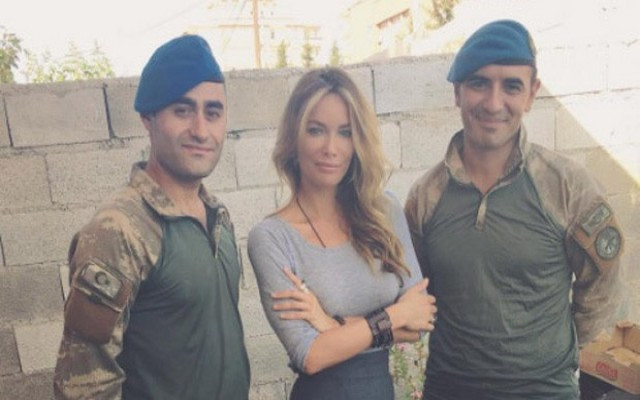 Gamze Özçelik'ten sınırdaki askerlere ziyaret