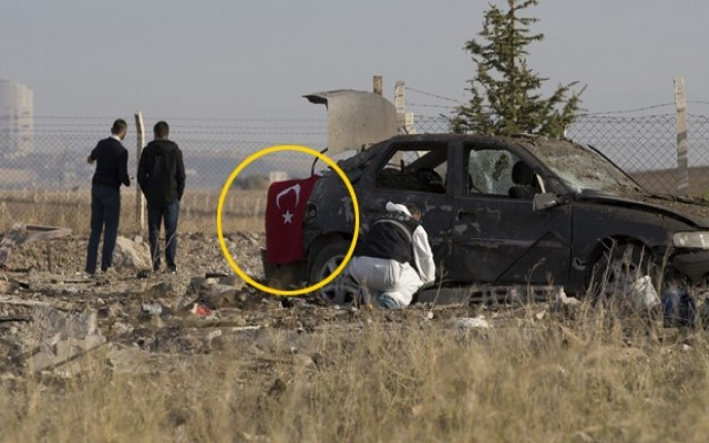 Teröristler otomobile Türk Bayrağı asmış