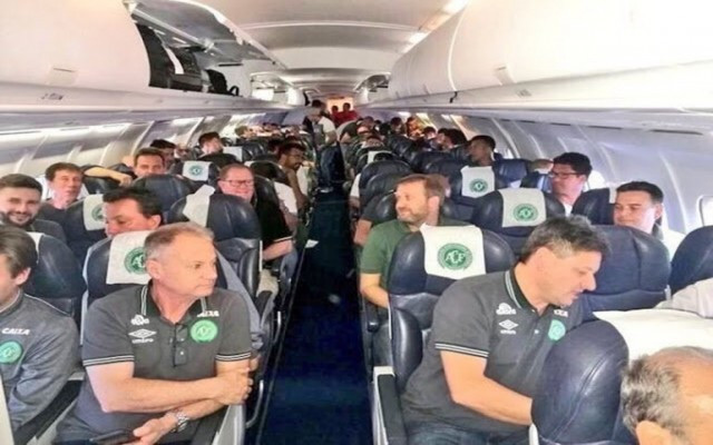 Futbolcuları taşıyan uçak düştü