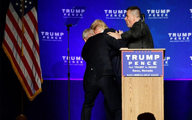 Trump’ı apar topar sahneden indirdiler