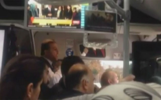Yine Metrobüs kavgası: Şemsiye yok mu?